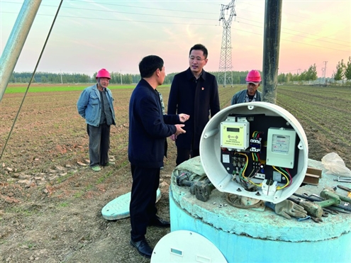 人保财险济宁分公司工作人员调研济宁市兖州区的高标准农田机井维护状况